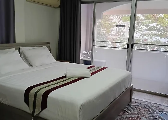 Beachfront Hotel Cha Am